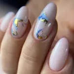 imagen de unas manicura rusa y detalle marmoleado