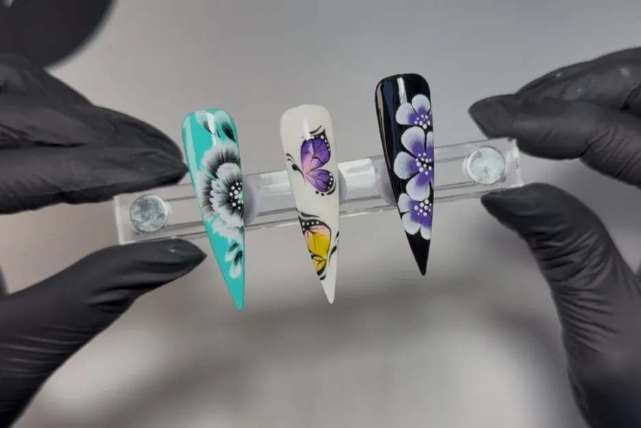Ejemplo de uñas con decoración One Stroke